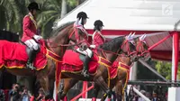 Aksi pasukan berkuda dari polisi satwa mengikuti upacara peringatan HUT Ke-73 Bhayangkara di kawasan Monas, Jakarta, Rabu (10/7/2019). Presiden Joko Widodo (Jokowi) menjadi inspektur upacara yang dihadiri sebanyak 4.000 personel Polri dan 7 resimen TNI tersebut. (Liputan6.com/Faizal Fanani)