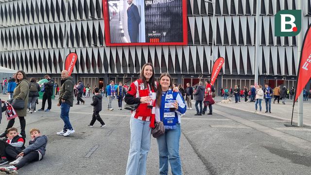 Foto: Kerukunan Suporter Athletic Bilbao dan Real Sociedad saat Derby Basque di Liga Spanyol