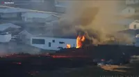 Lava dari gunung berapi meletus di Islandia yang membakar sebuah bangunan dekat kota Grindavik, Minggu 14 Januari 2024. (LIVEFROMICELAND.IS via AP).