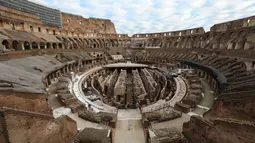 Colosseum yang nyaris kosong di Roma, Italia (4/11/2020). Perdana Menteri Italia Giuseppe Conte telah menandatangani dekret yang menetapkan jam malam berskala nasional mulai pukul 22.00 sampai 05.00 setelah jumlah kasus coronavirus terus melonjak di negara itu. (Xinhua/Cheng Tingting)