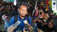 Pemain Persib Bandung, Supardi Nasir, menjawab pertanyaan wartawan saat tiba di Bandung, Jumat (29/12/2017), setelah menjalani pemusatan latihan di Yogyakarta selama delapan hari. (Bola.com/Muhammad Ginanjar)