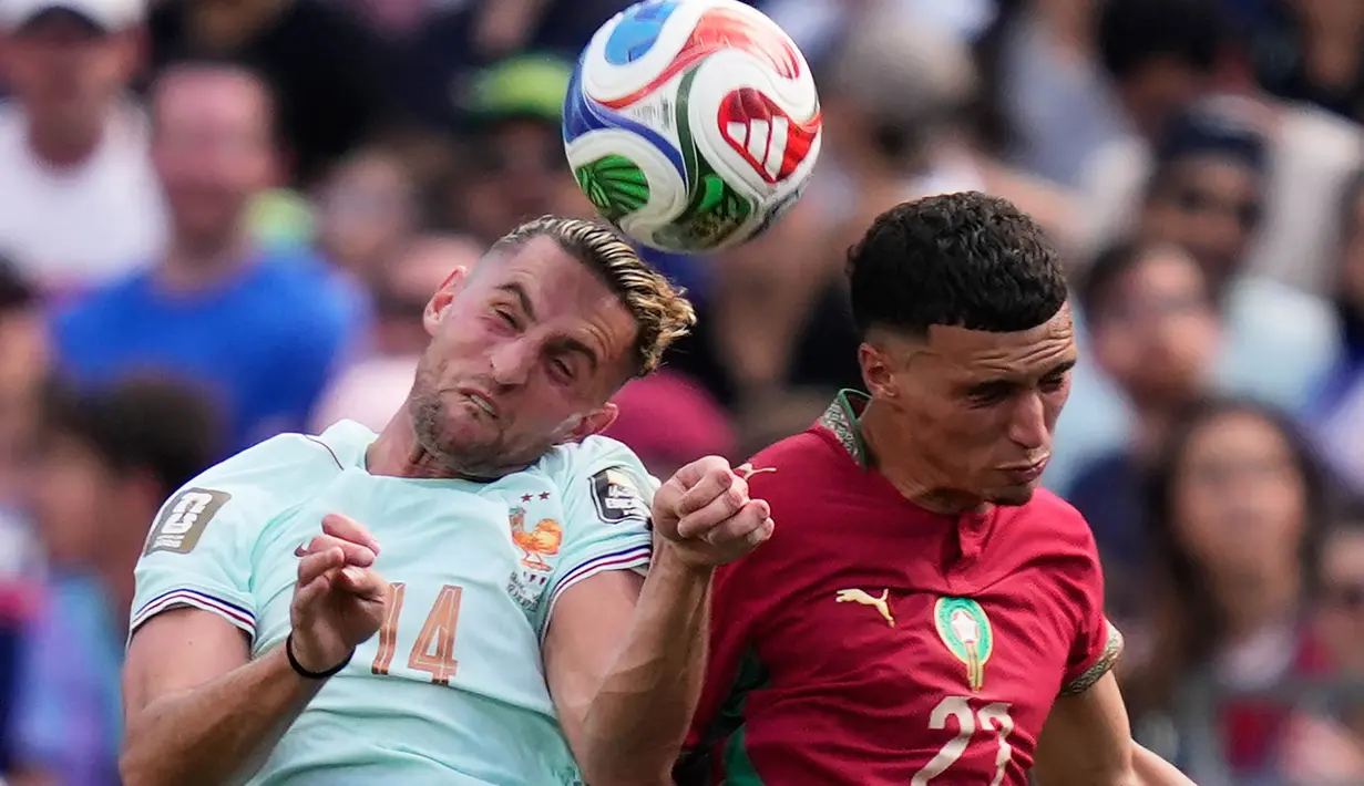 Pemain Prancis Adrien Rabiot berebut bola sundulan dengan pemain Maroko Bilal El Khannouss selama pertandingan perempat final Piala Dunia antara Prancis dan Maroko di Foxborough, Mass., dekat Boston, Kamis, 9 Juli 2026. (AP Photo/Charles Krupa)
