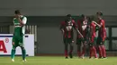 Para pemain Persipura Jayapura, merayakan gol Ricky Kayame saat melawan PS TNI  pada laga Torabika SC 2016 di Stadion Pakansari, Bogor, Minggu (19/6/2016). (Bola.com/Nicklas Hanoatubun)