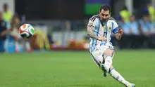 Pemain Argentina Lionel Messi  melakukan  tendangan bebas selama pertandingan sepak bola babak 16 besar Piala Dunia antara Argentina dan Mesir di Atlanta, Selasa, 7 Juli 2026. (AP Photo/Colin Hubbard)