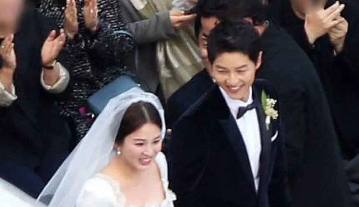 Hari bahagia Song Joong Ki  dan Song Hye Kyo akhirnya tiba juga. Setelah menggelar pesta pernikahan secara tertutup di Hotel Shilla, Seoul, Korea Selatan, terungkap bagaimana kisah cinta keduanya. (Twitter/Sophia Min)