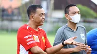 CEO PSIS Semarang, Yoyok Sukawi (kanan) dan Komisaris PSIS Semarang, Junianto meninjau langsung latihan Mahesa Jenar di Bali (Dok. PSIS Semarang)