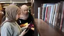 Melalui perpustakaan ini, Omar Hamad, menyelamatkan buku-buku yang tersisa, menjaga ingatan dan budaya Palestina, serta memberi ruang bagi anak-anak untuk terus belajar dan bermimpi. Tampak dalam foto, para pengungsi Palestina membaca buku di perpustakaan Al-Ankaa (Phoenix), perpustakaan pertama yang dibuka sejak gencatan senjata di Jalur Gaza yang berisi buku-buku yang diselamatkan dari perpustakaan yang hancur selama perang Israel-Hamas, di lingkungan Rimal, Kota Gaza pada Selasa 21 April 2026. (Omar AL-QATTAA/AFP)