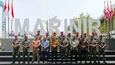 Mayor Jenderal TNI (Mar) Suhartono (kelima kanan) beserta jajaran foto bersama dengan Direktur Utama Indosiar Imam Sudjarwo (kelima kiri) usai silaturahmi di Markas Komando Korps Marinir, Jakarta, Kamis (26/9/2019). (Liputan6.com/Herman Zakharia)