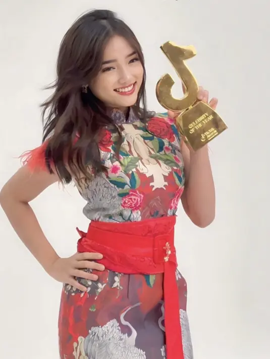 Sementara itu, Fuji mengenakan busana yang lebih cerah dengan warna merah mendominasi. Ia mengenakan dress dari Angela Prisa memiliki motif batik dengan lengan bulu-bulu dan krah agak tingginya. [@fuji_an]