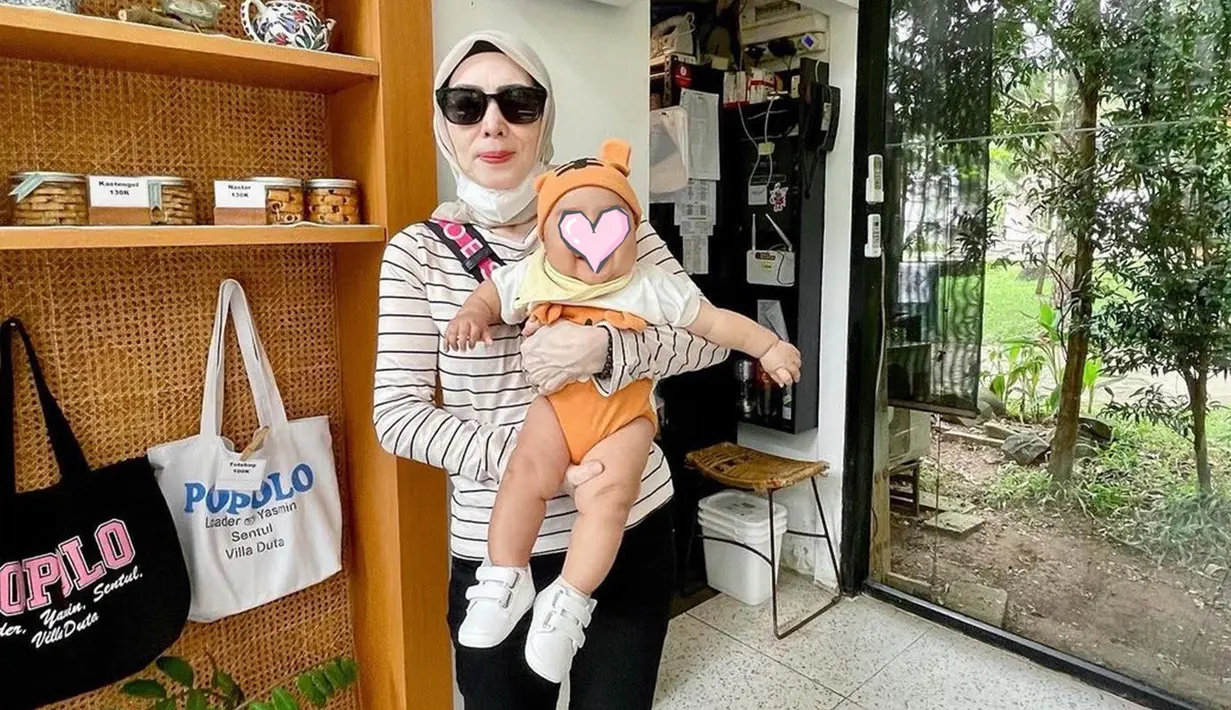 Momen ulang tahun itu dirayakan dengan perasaan bahagia bersama sang cucu. Novi terlihat mengenakan kaus garis, celana hitam panjang, serta hijab. Kacamata hitam pun menjadi pelengkap penampilannya saat itu. Potretnya bareng cucu ini bikin ibunda Dea Ananda bak tante dan keponakan.(Liputan6.com/IG/@dea_ananda)