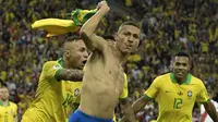 Gelandang Brasil, Richarlison, merayakan gol yang dicetaknya ke gawang Peru pada laga final Copa America 2019 di Stadion Maracana, Rio de Janeiro, Minggu (7/7). Brasil menang 3-1 atas Peru. (AFP/Juan Mabromata)