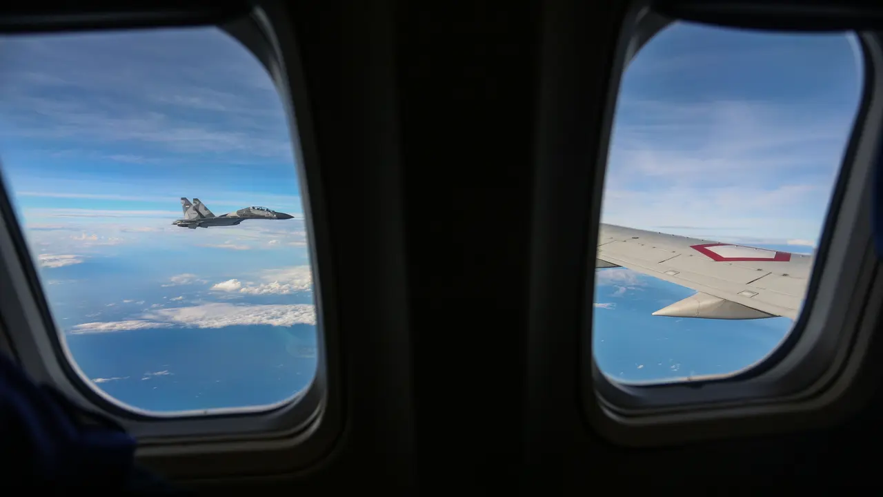 Sukhoi mengawal pesawat Wapres Jusuf Kalla 