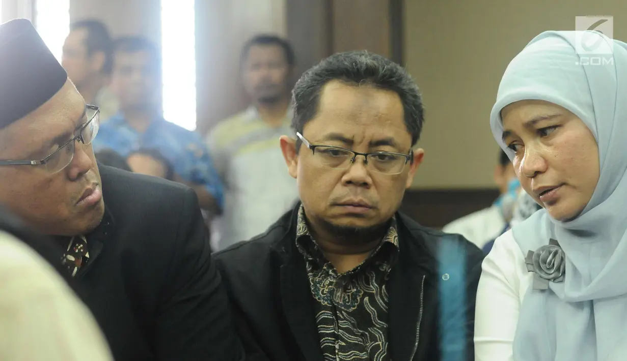 Mantan auditor Utama Keuangan Negara III BPK, Rochmadi Saptogiri (tengah) bersama kerabatnya jelang sidang putusan di Pengadilan Tipokor, Jakarta, Senin (5/3). Rochmadi divonis hukuman tujuh tahun penjara. (Liputan6.com/Helmi Fithriansyah)