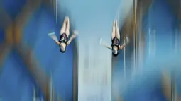 Peloncat indah Tiongkok, Chen Ruolin dan Liu Huixia, sedang beraksi di nomor menara 10m sinkronisasi dalam Kejuaraan Dunia Akuatik 2015 di Kazan, Rusia. (27/7/2015). (Reuters/Stefan Wermuth)
