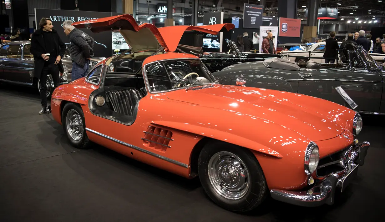 Pengunjung melihat Mercedes Benz 300 SL Gullwingon, yang dipamerkan selama pameran mobil Retromobile di Paris, Prancis (5/2). Pameran ini diselenggarakan dari tanggal 6 sampai 10 Februari 2019. (AFP Photo/Eric Feferberg)