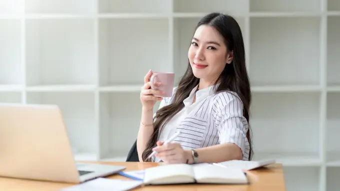 perempuan cantik dermawan