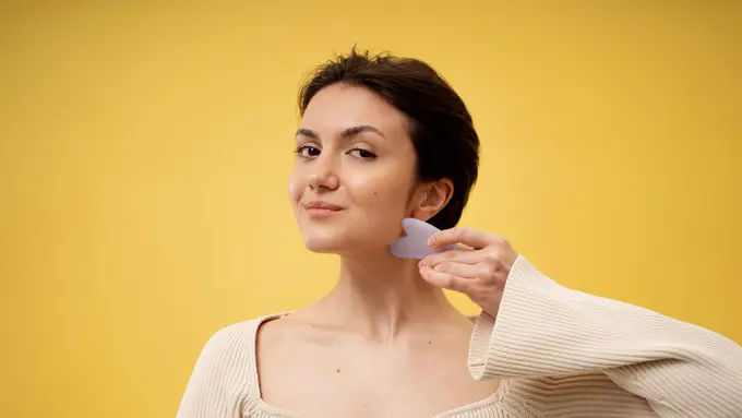 6 Tips Perawatan Wajah untuk Mengencangkan Pipi & Jawline Tanpa Operasi