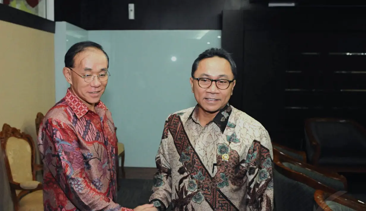 Ketua MPR Zulkifli Hasan menerima Duta Besar Jepang, Yasuaki Tanizaki, di Gedung Parlemen, Jakarta, Senin (3/11/2014). (Liputan6.com/Andrian M Tunay)