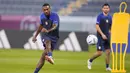 Haji Wright mengikuti sesi latihan resmi di Stadion Al-Gharafa SC, Doha, Senin (28/11/2022). Penyerang muda timnas AS ini sudah dipercaya bermain dua kali selama laga Piala Dunia 2022. (AP Photo/Ashley Landis)