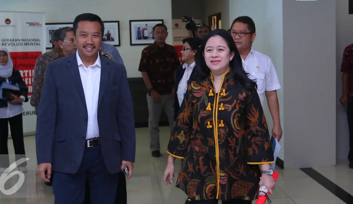 Menko PMK, Puan Maharani (kanan) bersama Menpora Imam Nahrawi jelang rapat di Gedung Kementrian Koordinator bidang Pembangunan Manusia dan Kebudayaan Jakarta, Jumat (26/5). (Liputan6.com/Angga Yuniar)