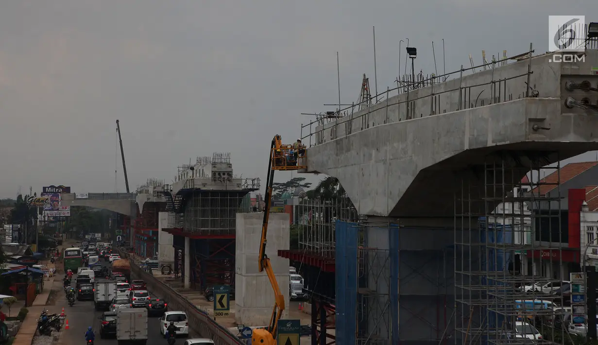 Suasana proyek jalan tol Cimaci di Jalan Alternatif Cibubur, Bekasi (23/11). Jalan tol ini terdiri dua seksi pekerjaan,yaitu seksi 1 dengan ruas Cimanggis-Transyogi sepanjang 3,5 km dan Transyogi-Cibitung sepanjang 22,8 km. (Merdeka.com/Imam Buhori)