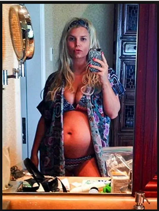 Saat kehamilan anak keduanya, artis Jessica Simpson mengabadikan dan mengunggahnya melalui media sosialnya, twitter. "'Bumpin' and Proud!'" tulisnya. (Istimewa)