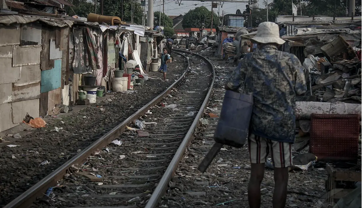 Gubuk-gubuk kumuh di bantaran rel kereta api kawasan Senen tersebut berbentuk gubuk-gubuk yang terbuat dari triplek kayu pada dinding-dindingnya, Jakarta, (26/9/14). (Liputan6.com/Faizal Fanani)