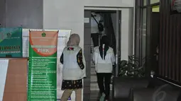 Para penyidik yang mengenakan rompi cokelat berlogo KPK tampak menuju ruang kerja Ketua Umum PPP Suryadharma Ali di lantai dua kantor Kementerian Agama, Jakarta, Kamis (22/5/14). (Liputan6.com/Johan Tallo)