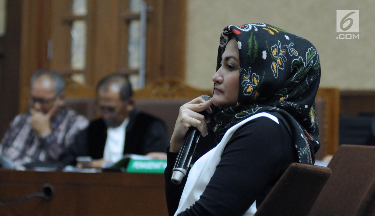 Istri Setya Novanto, Deisti Astriani Tagormenyimak pertanyaan saat menjadi saksi pada sidang dugaan merintangi penyidikan korupsi E-KTP dengan terdakwa Bimanesh Sutarjo di Pengadilan Tipikor, Jakarta, Senin (16/4). (Liputan6.com/Helmi Fithriansyah)