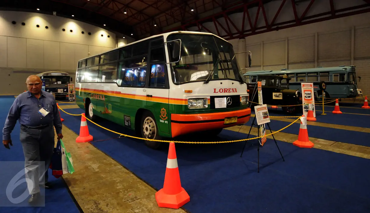 Pengunjung melintas di sisi bis tua yang dipamerkan saat pameran InCUBUS 2017 di JIExpo Kemayoran, Jakarta, Rabu (29/3). Pameran ini berlangsung di Hall B dan C JIExpo Kemayoran hingga 1 April mendatang. (Liputan6.com/Helmi Fithriansyah)
