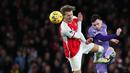 Pemain Arsenal, Martin Odegaard (kiri) berebut bola dengan pemain Liverpool, Andrew Robertson pada laga lanjutan Liga Inggris 2023/2024 di Emirates Stadium, London, Inggris, Minggu (05/02/2024) WIB. (AFP/Ian Kington)