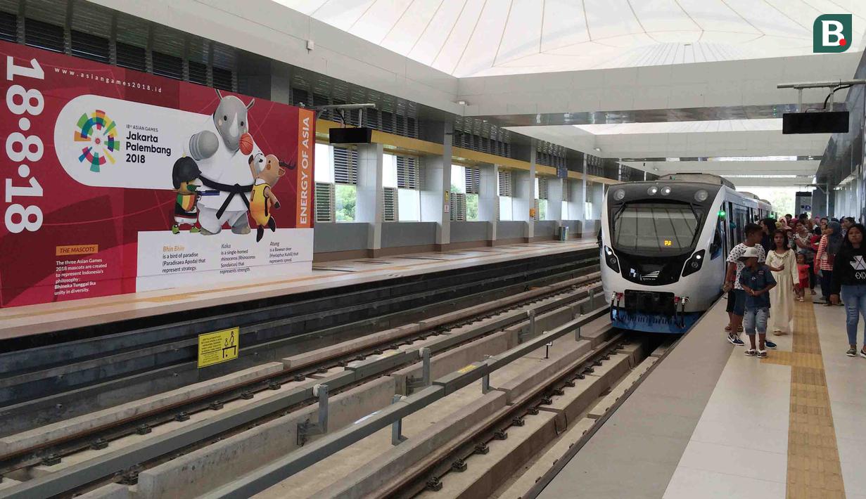 Suasana atribut Asian Games XVIII terpasang di Stasiun LRT Palembang, Sumatra Selatan, Minggu (5/7/2018). LRT ini akan menjadi salah satu solusi transportasi saat Asian Games mendatang. (Bola.com/Reza Bachtiar)