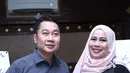 Penyanyi berusia 54 tahun ini muncul dengan mengandeng lelaki baru menjadi teman duetnya, Tonny Seno. (Nurwahyunan/Bintang.com)