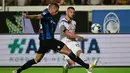 Penyerang AC Milan Ante Rebic (kanan) memusatkan bola melewati bek Atalanta Merih Demiral pada laga pekan kedua Serie A 2022/2023 melawan Atalanta di Stadion Atleti Azzurri d'Italia, Senin (22/8/2022) dini hari WIB. AC Milan hanya mampu bermain imbang 1-1 di kandang Atalanta. (Photo by Miguel MEDINA / AFP)