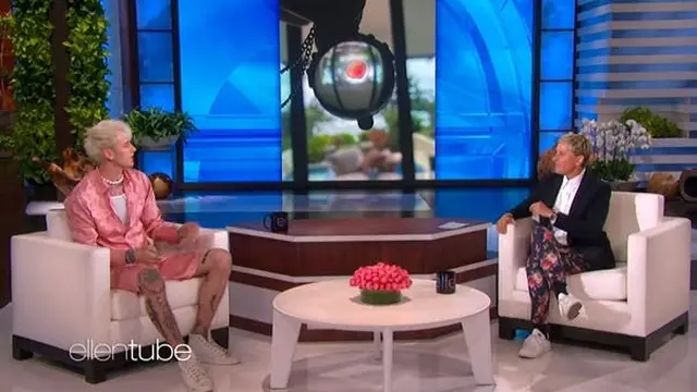 Megan Fox Hadiahi Machine Gun Kelly Liontin Berisi Setetes Darahnya