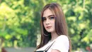 Gaya busana Irenne Ghea pun kerap curi perhatian netizen. Baik saat di panggung maupun dalam busana kasual hariannya. Ia pun selalu tampil memesona dan selalu tuai pujian dari para penggemarnya. (Liputan6.com/IG/irenneghea__reall)