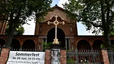 Pemandangan bangunan gereja Protestan St. Johannis yang diatasnya terdapat Masjid Ibnu Rushd-Goethe yang terletak di Berlin, Jerman (16/6). Selain berada di lantai tiga gereja, masjid ini juga dipimpin seorang imam perempuan. (AFP Photo/John Macdougall)