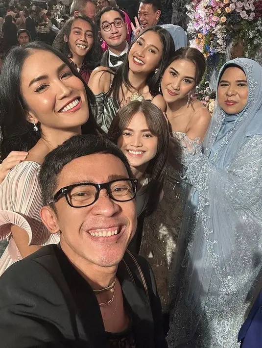<p>Aulia Sarah juga tampak hadir di pernikahan Adinda Thomas. Tampak juga Claresta Taufan dan Maudy Effrosina. [Foto: instagram/adindathomas]</p>