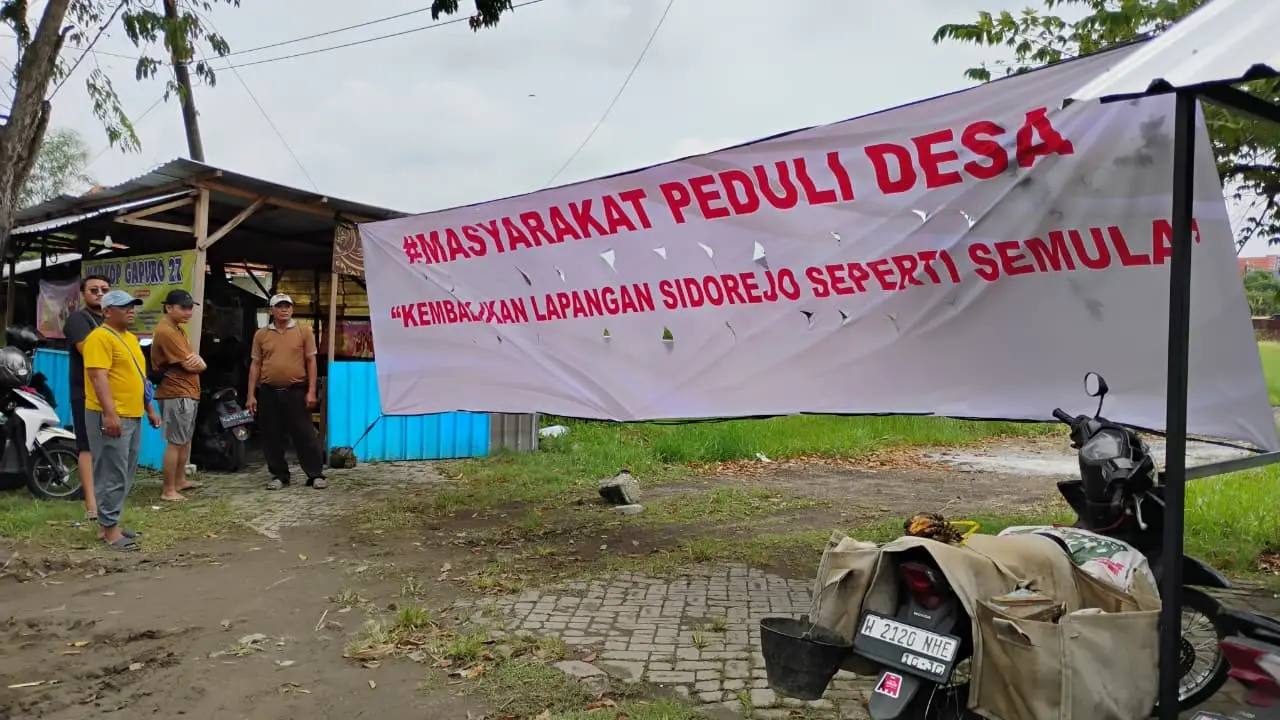 Warga di Sidoarjo protes pembangunan Koperasi Merah Putih. (Liputan6.com/Dian Kurniawan)