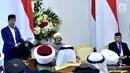 Presiden Joko Widodo (kiri) memberikan sambutan ketika pembukaan KTT tentang Wasathiyah Islam di Istana Bogor, Jawa Barat, Selasa (1/5). KTT ini dihadiri sekitar seratus ulama dan cendekiawan muslim dunia. (Liputan6.com/Pool/Biro PersSetpres)