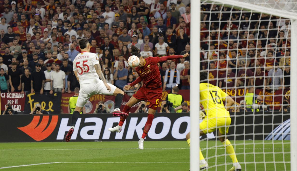 Pemain AS Roma, Chris Smailling (tengah), berhasil menyundul bola namun dapat digagalkan kiper Sevilla, Yassine Bounou (kanan), pada laga final Liga Europa 2022/2023 yang berlangsung di Puskas Arena, Budapest, Kamis (1/6/2023) dini hari WIB. (AFP/Odd Andersen)