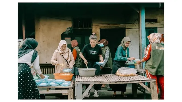 6 Potret Awkarin Jadi Relawan Yayasan Penampung ODGJ, Tuai Pujian