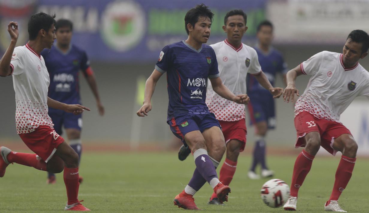 Gelandang Persita Tangerang, Adittia Gigis, berebut bola dengan gelandang Persibat Batang, Arfan Ary, pada laga Liga 2 di Stadion Sport Center, Tangerang, Selasa (2/7). Persita menang 4-0 atas Persibat. (Bola.com/Vitalis Yogi Trisna)