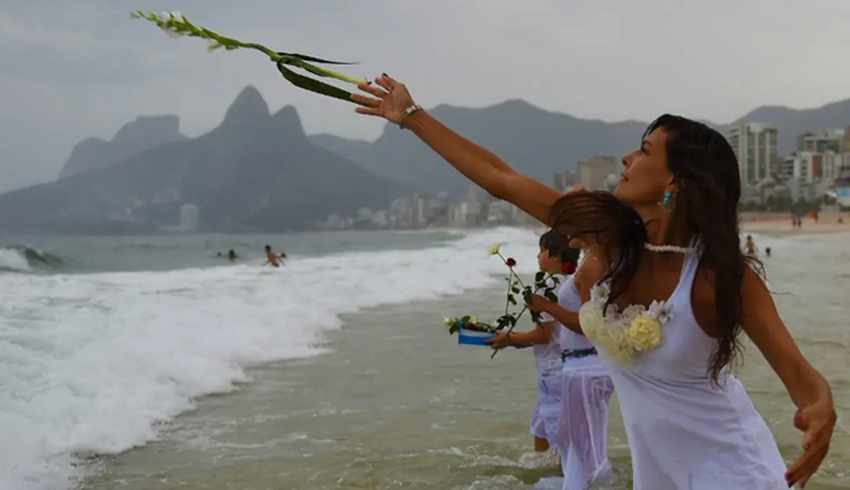 Masyarakat Brasil percaya dengan melakukan ritual Lemanja akan membawa kedamaian dan kebahagiaan pada hari-hari mereka, Pantai Arpoador, Rio de Janeiro, Brasil, Senin (2/2/2015). (AFP Photo/Yasuyoshi Chiba)