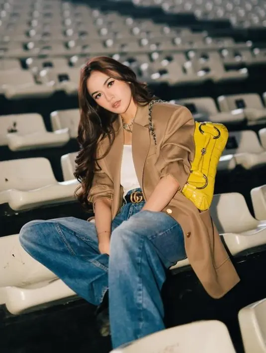 Mahalini dengan blazer [Instagram/mahaliniraharja]