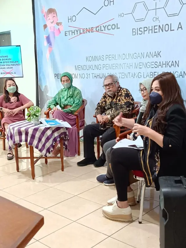 Arzeti Bilbina dan Cornelia Agatha bersama dengan Ketua Komnas Perlindungan Anak Arist Merdeka Sirait