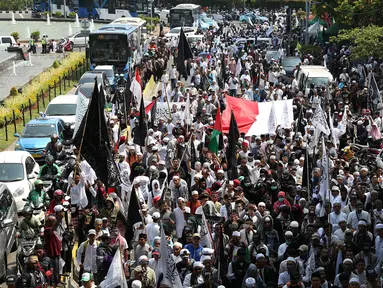 Massa Aksi Bela Tauhid di depan Gedung Kemenko Polhukam, Jakarta, Jumat (26/10). Aksi tersebut digelar sebagai reaksi atas pembakaran bendera bertuliskan kalimat tauhid oleh anggota Banser di Garut. (Merdeka.com/Imam Buhori)
