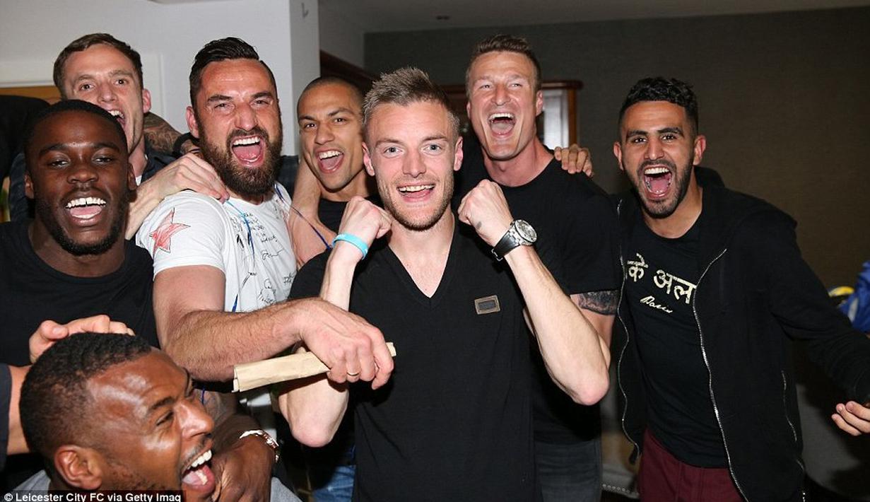 Pemain Leicester yang menyaksikan laga Chelsea kontra Tottenham di kediaman Jamie Vardy langsung bersorak gembira begitu peluit tanda laga usai berbunyi. (2/5/2016). (Dailymail.co.uk)