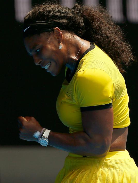 Serena Williams melakukan selebrasi usai mengalahkan petenis Rusia, Maria Sharapova pada perempat final turnamen tenis Australia Open 2016 di Melbourne Park (26/1). Williams Kalahkan Sharapova 6-4, 6-1. (REUTERS/Thomas Peter)