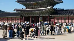 Tahun ini, Chuseok jatuh pada hari Senin 6 Oktober 2025. Pemerintah setempat pun menetapkan hari libur, 5-8 Oktober 2025. Namun diperpanjang hingga 9 Oktober sekaligus memperingati Hari Hangeul. (AP Photo/Ahn Young-joon)